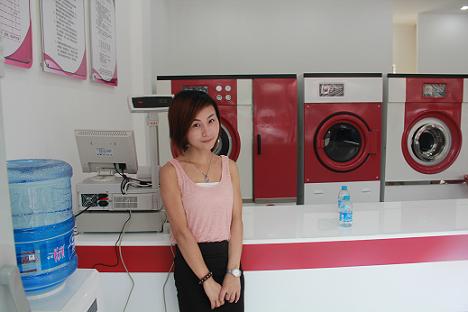 UCC干洗加盟商，在干洗店留影
